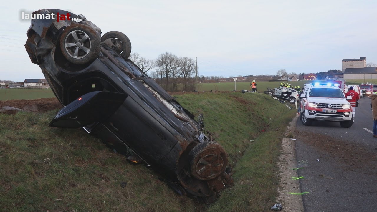 Spektakulärer Crash zwischen zwei Autos in Ried im Traunkreis fordert zwei Verletzte