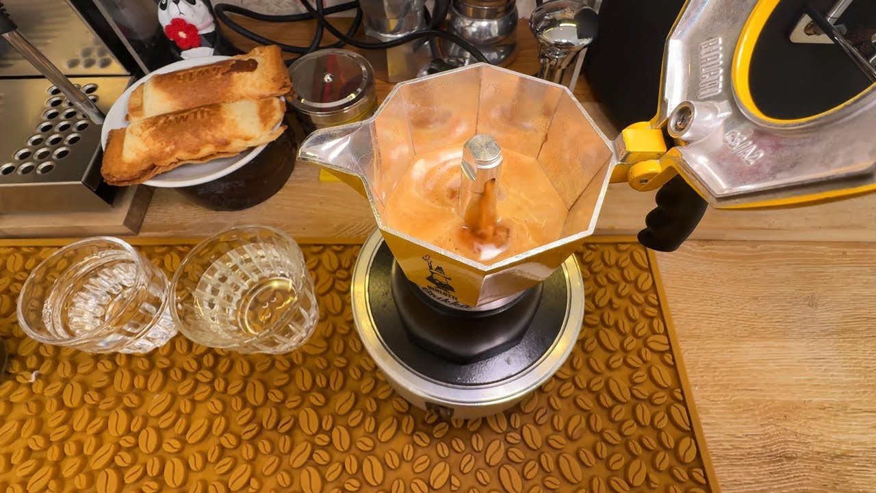 两杯摩卡壶咖啡