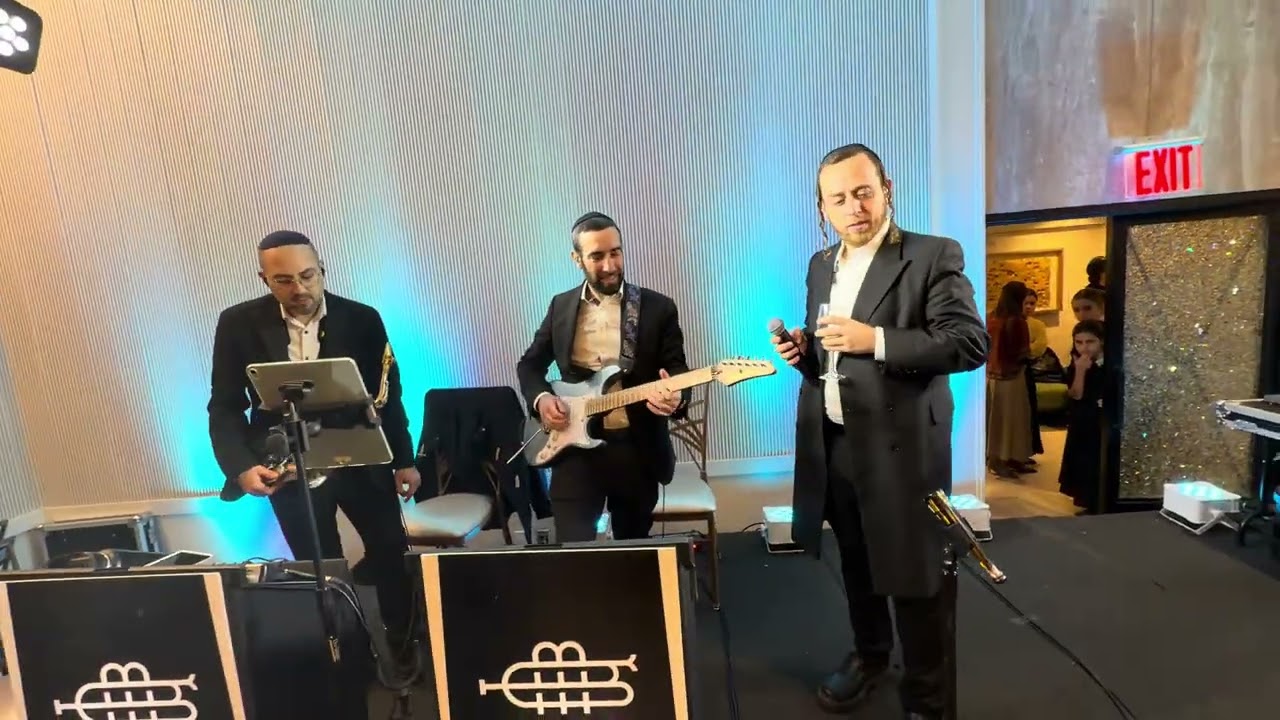 Sruly Green singing at the wedding of Moshe Yossi Kleinman | 🎹 Motty Breier on the Keys.