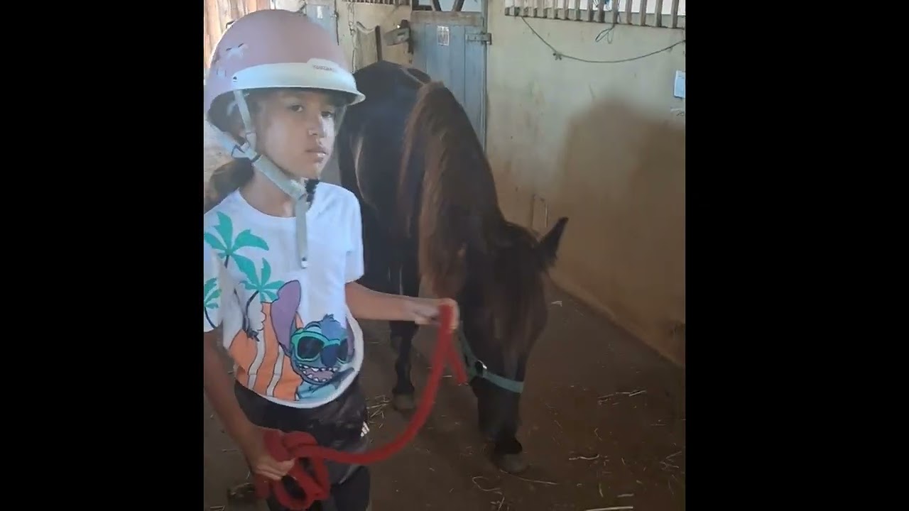 Neïneï à son cours d'équitation