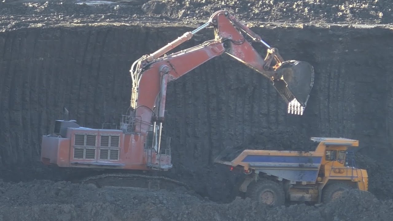 Экскаватор Hitachi EX1200 грузит самосвалы Белаз часть 1