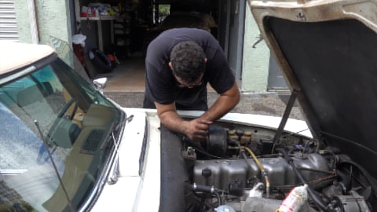 Cleaning and checking adjustments on a throttle linkage M130 engine 1972 to 280 SL