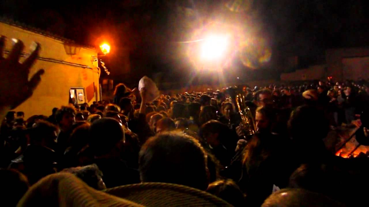 Sant Antoni: Primera nit de cant i foguerons a Manacor
