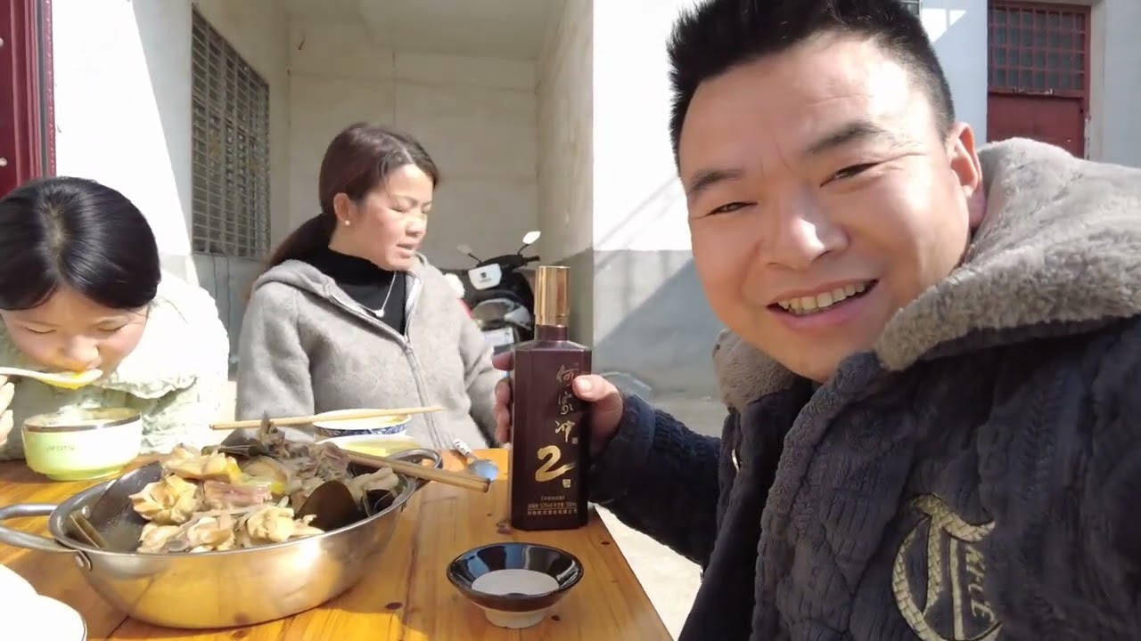 父子俩起早赶大集卖菜刀，午饭腊鸡配白酒，今年摆摊生意不好干啊