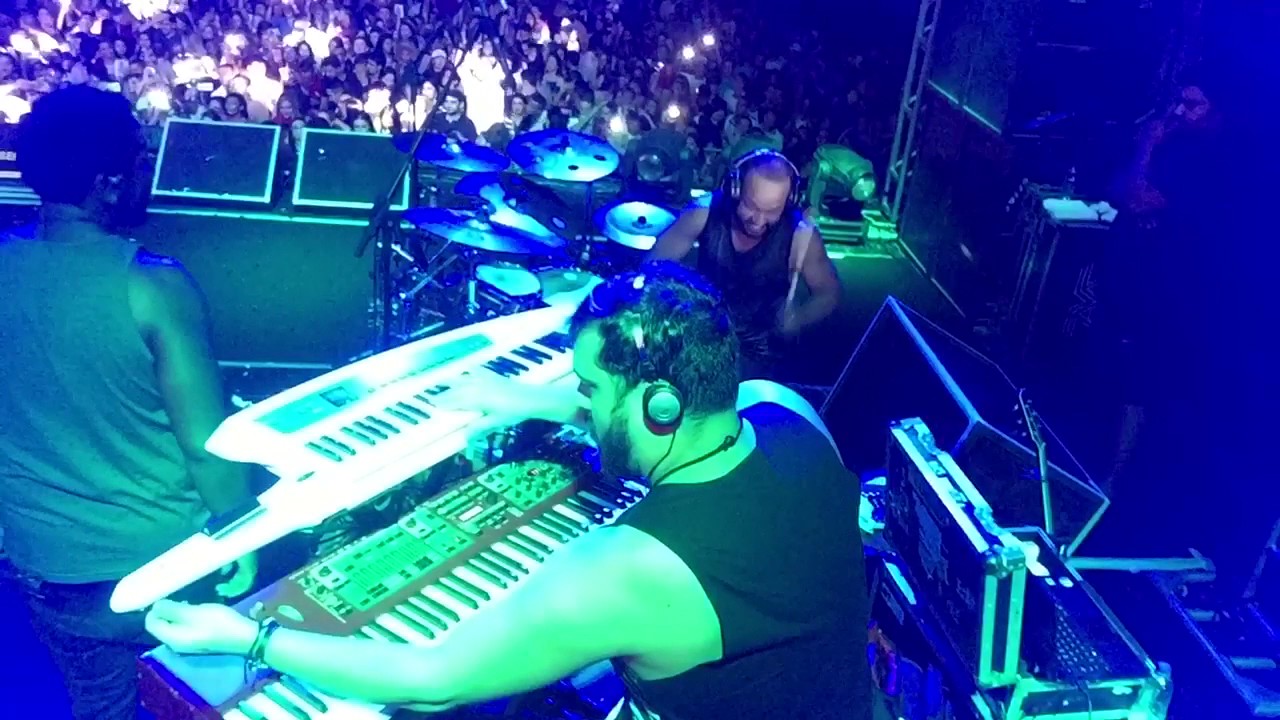 Daniel Silveira e Binho Carvalho tocando Te Assumi pro Brasil Show Matheus e Kauan