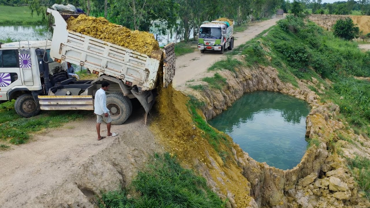 Be Carefully Started A New Project!Truck 5T Failed Soil Deep Pit,By skillful Dozér D21 Pushing Soil