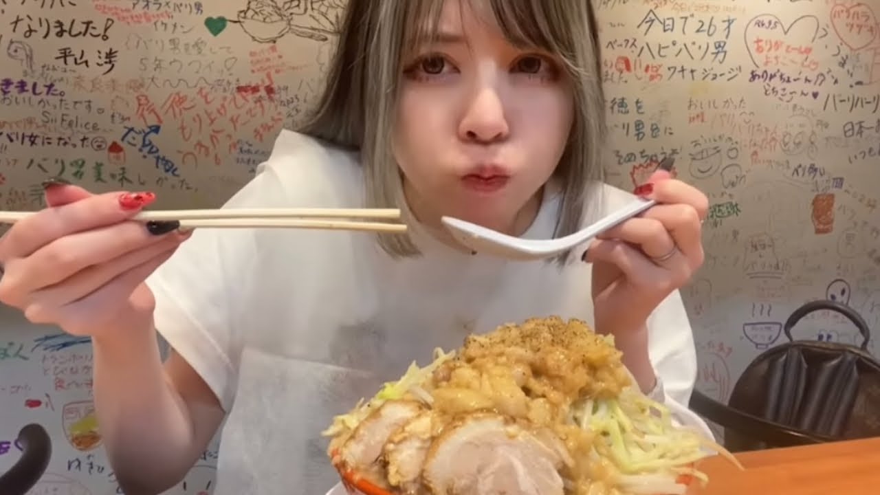 飲み帰りにデカ盛り二郎系全マシマシ啜る