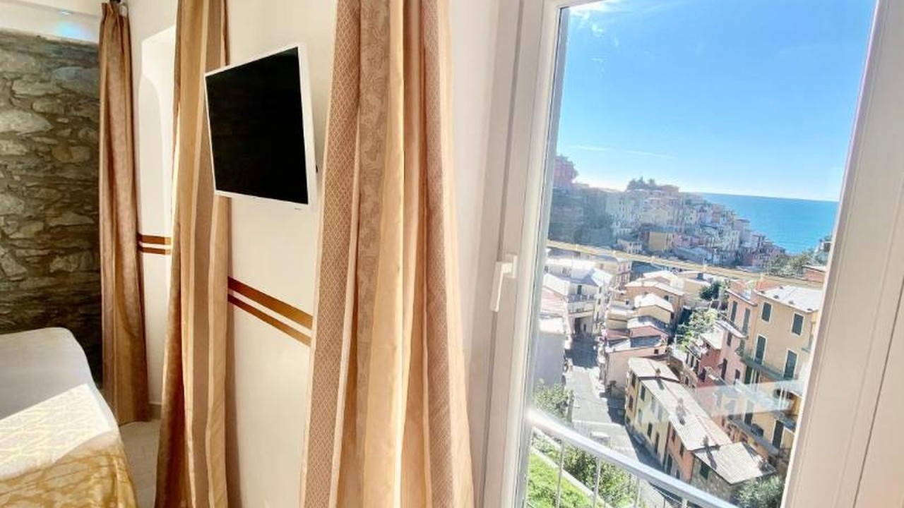The Manarola Main Plaza | Riomaggiore, Italy | Hotel Review 🛏️