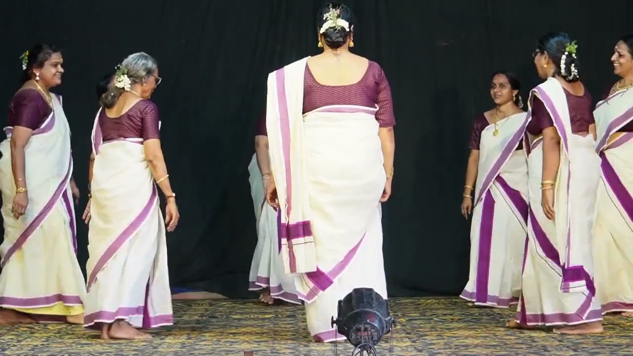 15 മിനുട്ടിൻ്റെകൈകൊട്ടിക്കളി. ഗണപതി, സരസ്വതി, പദം (ധീരധീര) ,വഞ്ചിപ്പാട്ട്, കുറത്തി, കുമ്മി, മംഗളം