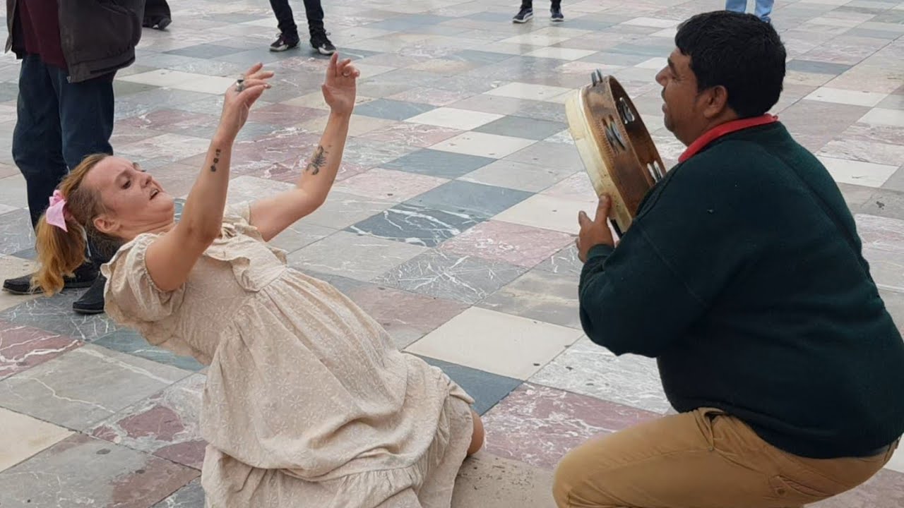 artistet e rruges qytetaret e tirones po kenaqen te sheshi skenderbej mizik bio