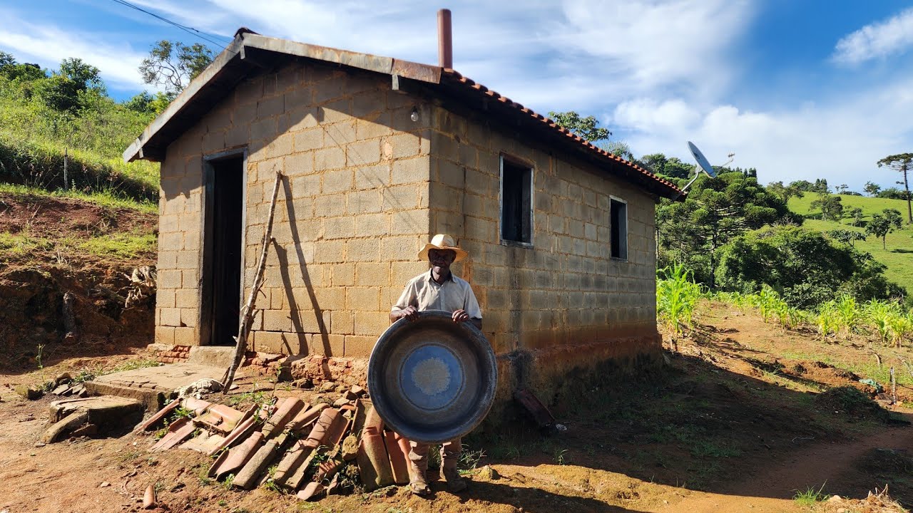 Chico Marcolino 87 Anos Vive Sozinho No Meio Do Mato Toma Banho Na Bacia