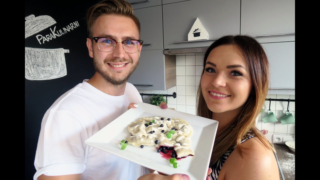 **PIEROGI Z JAGODAMI** i pysznym sosem WANILIOWYM