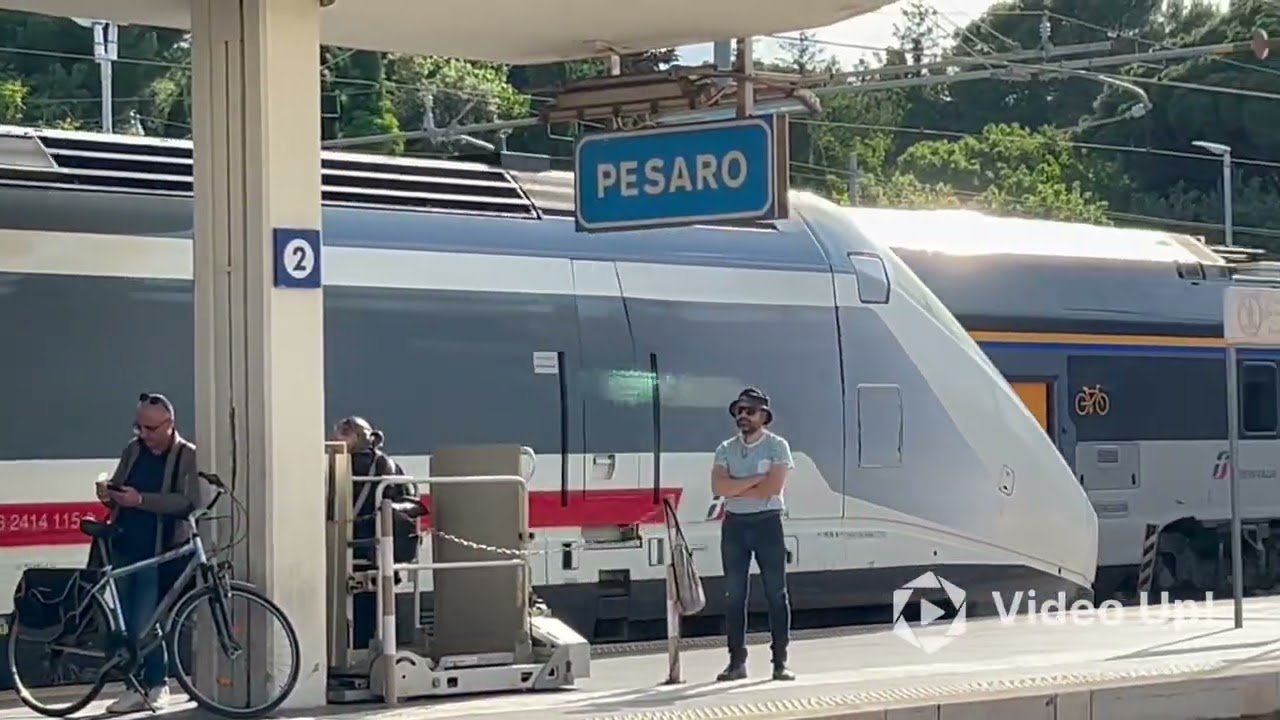 Pesaro, stazione di Pesaro. Treni in arrivo, in partenza e in transito!