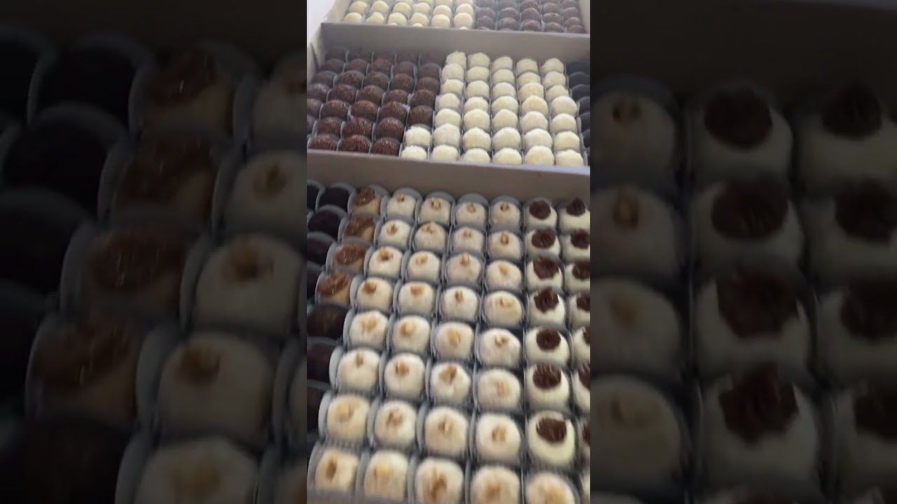Produ&ccedil;&atilde;o de 500 brigadeiros . Nos siga na chale_dos_cakes #brigadeirogourmet #brigadeiro #bakery