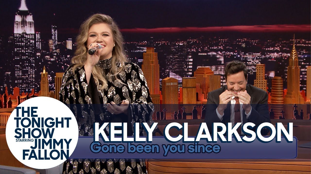 Kelly Clarkson Sings 