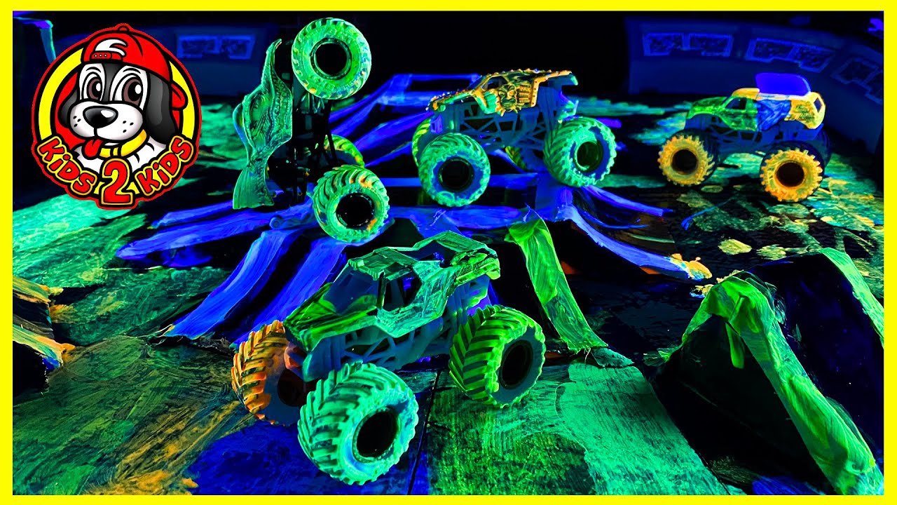 Monster Jam GLOW IN THE DARK DIY ARENA & FREESTYLE SHOW