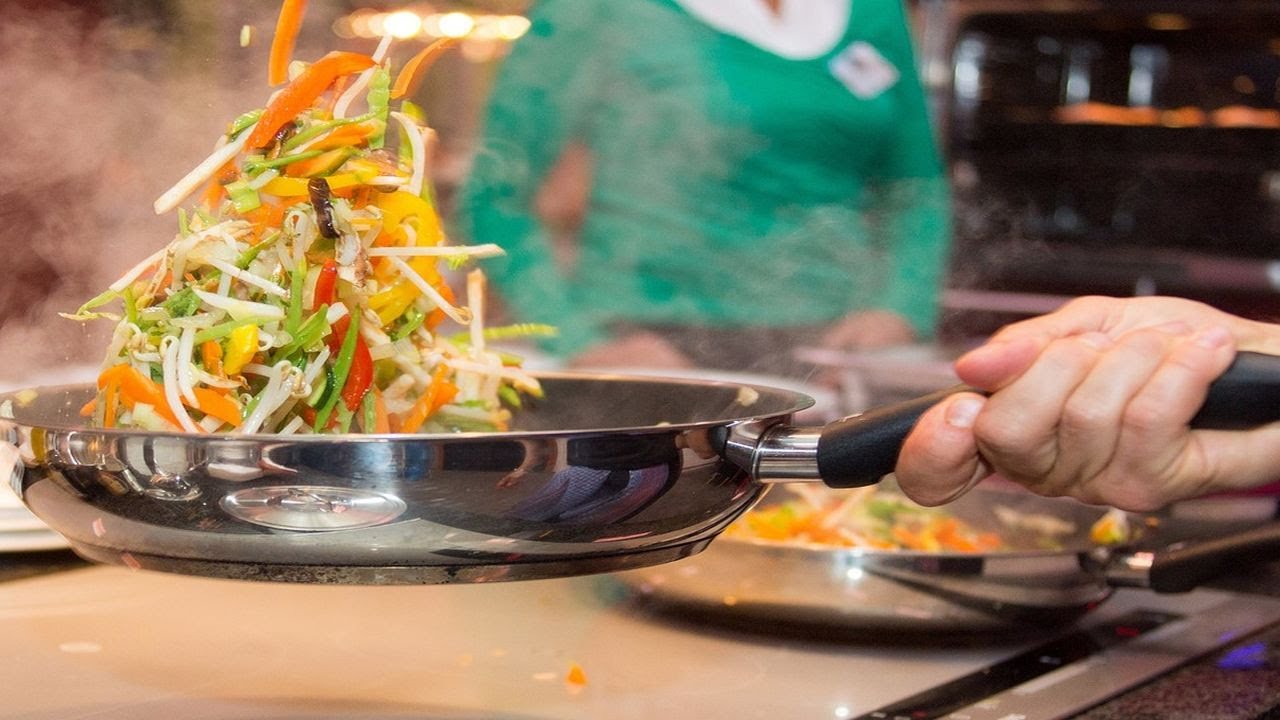 Szokująca prawda o porysowanej patelni teflonowej - szkodliwy związek?  Nie jest nim teflon