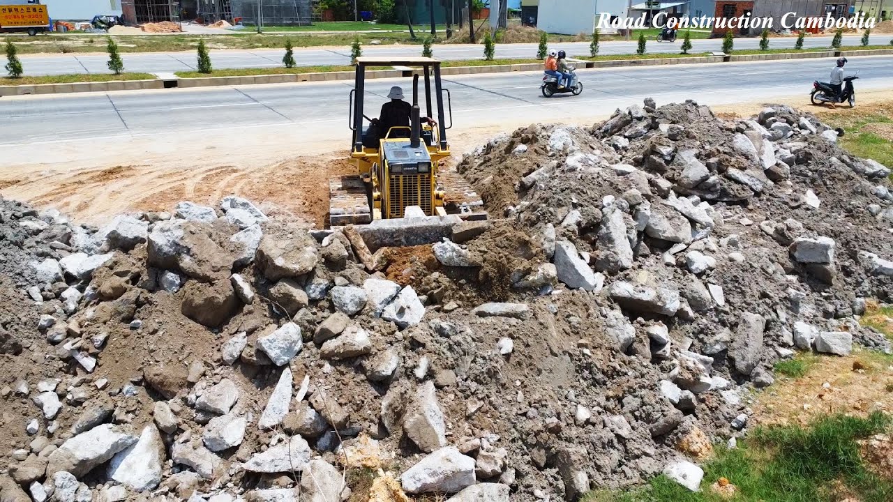 Stronger KOMATSU Mini Dozer Working Pushing Clearing Concrete Debris - អាប៊ុលរុញដុំបេតុងពង្រាប