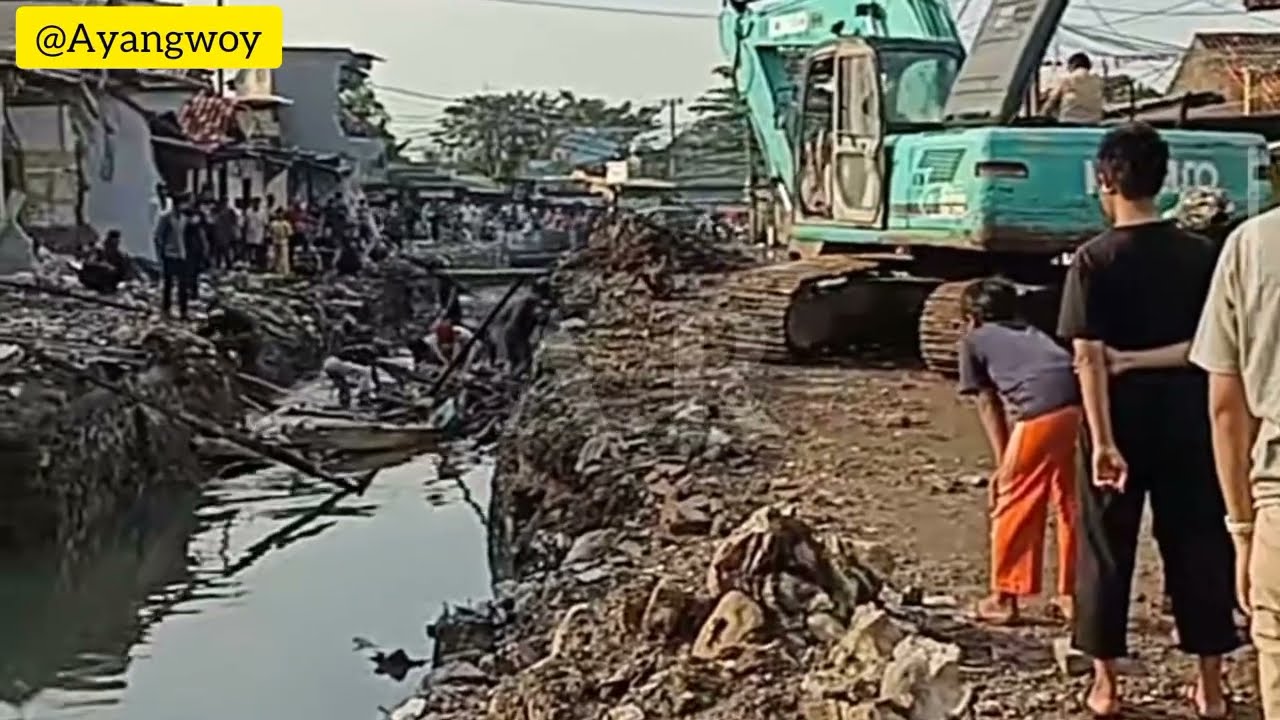 Exsekusi bangunan di pinggiran kali