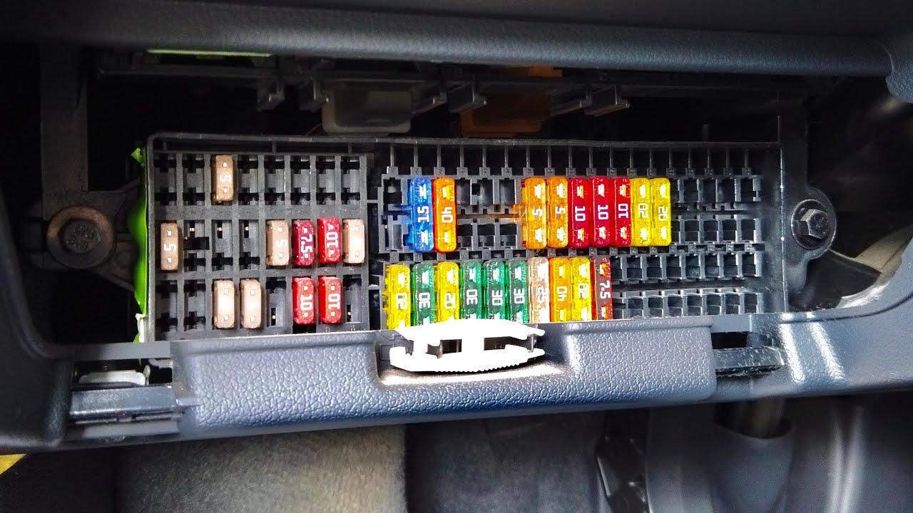 Audi Q3 (8U) fuseboxes and OBD2 port locations