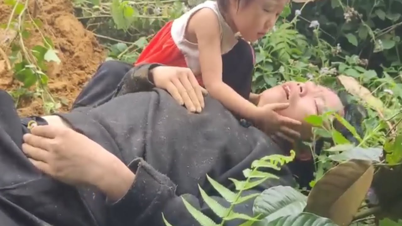 Poor Father Picks Bananas for His Baby Girl and Collapses 💔