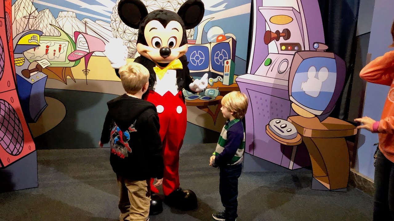 Meeting Mickey Mouse, Goofy and Minnie - Epcot Character Spot - Walt Disney World Vlog 1-4-18