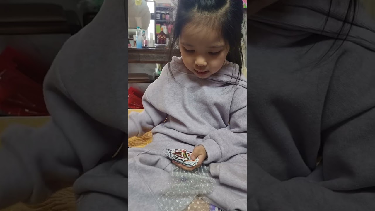Bạn Gạo Unbox gói hàng Stickers hình dán.