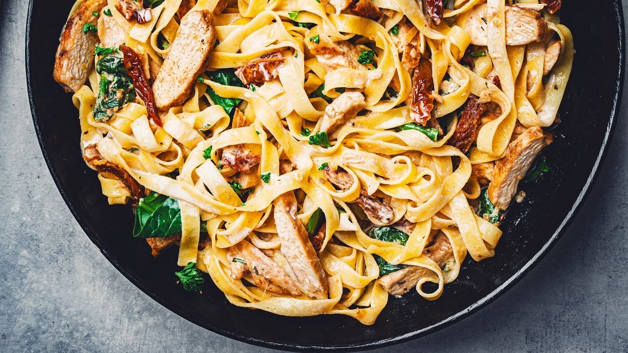 Kremi&scaron;ki makaronai su vi&scaron;tiena, &scaron;pinatais ir saulėje džiovintais pomidorais