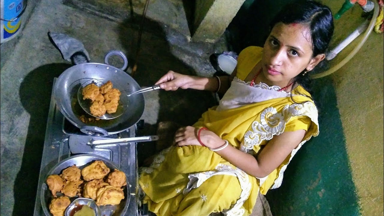 INDIAN EVENING NASHTA ROUTINE 2019/Rainy Day Snacks/BREAD PAKORA/Radhika Food Vlogs/MiddleClassVlogs