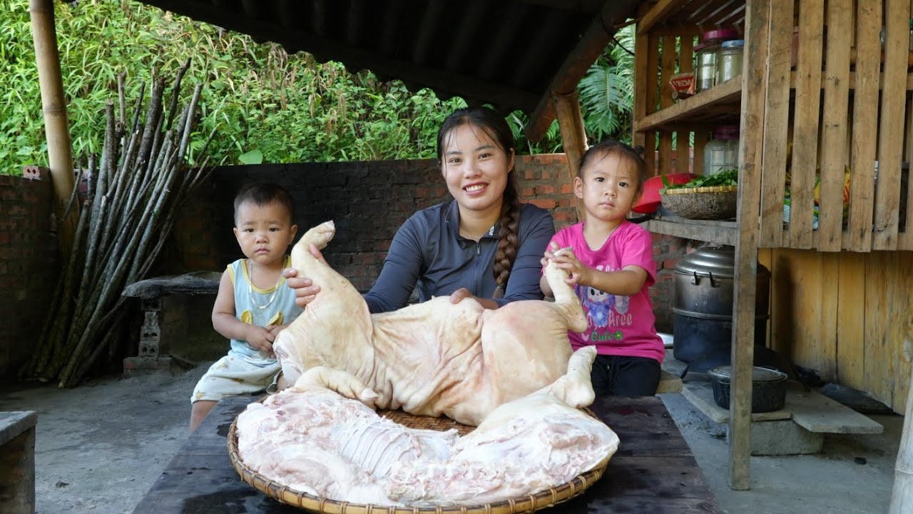 How to make sour pork with giant bamboo tubes to sell at the market with my little daughter