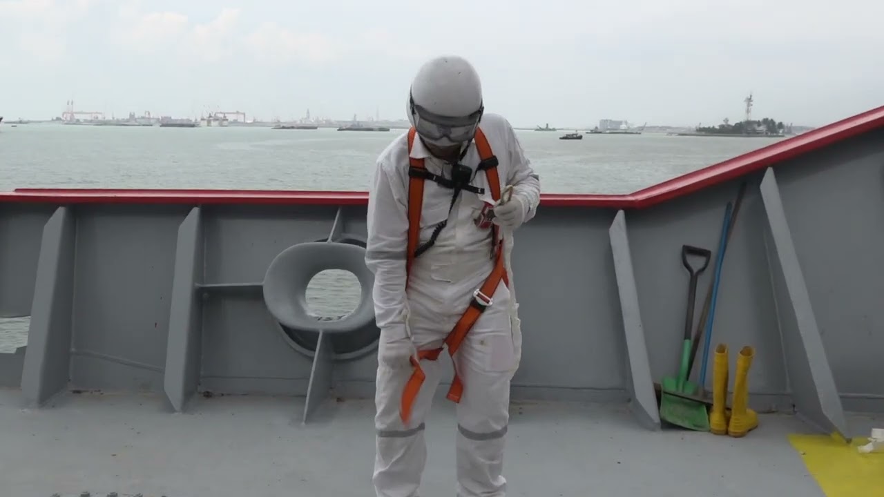 Enclosed space Entry procedures and rescue from a space