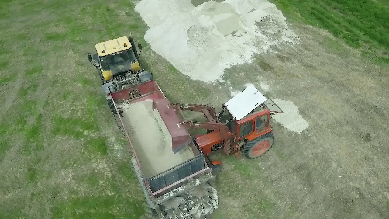 Mésztrágya-szórás JCB FasTrac 3185  Lime spreading