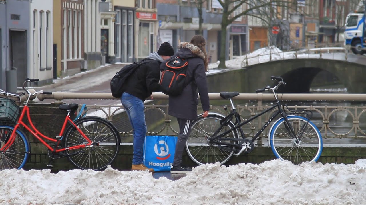Glibberen over spekgladde straten in Leeuwarden door ijzel