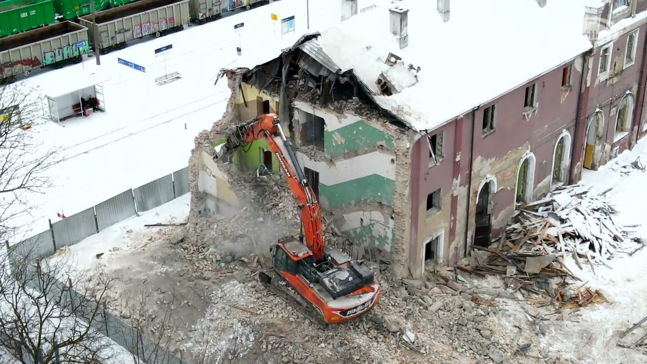 Historyczny moment Sokółki. Trwa wyburzanie budynku dworca kolejowego / Sokółka TV 2024