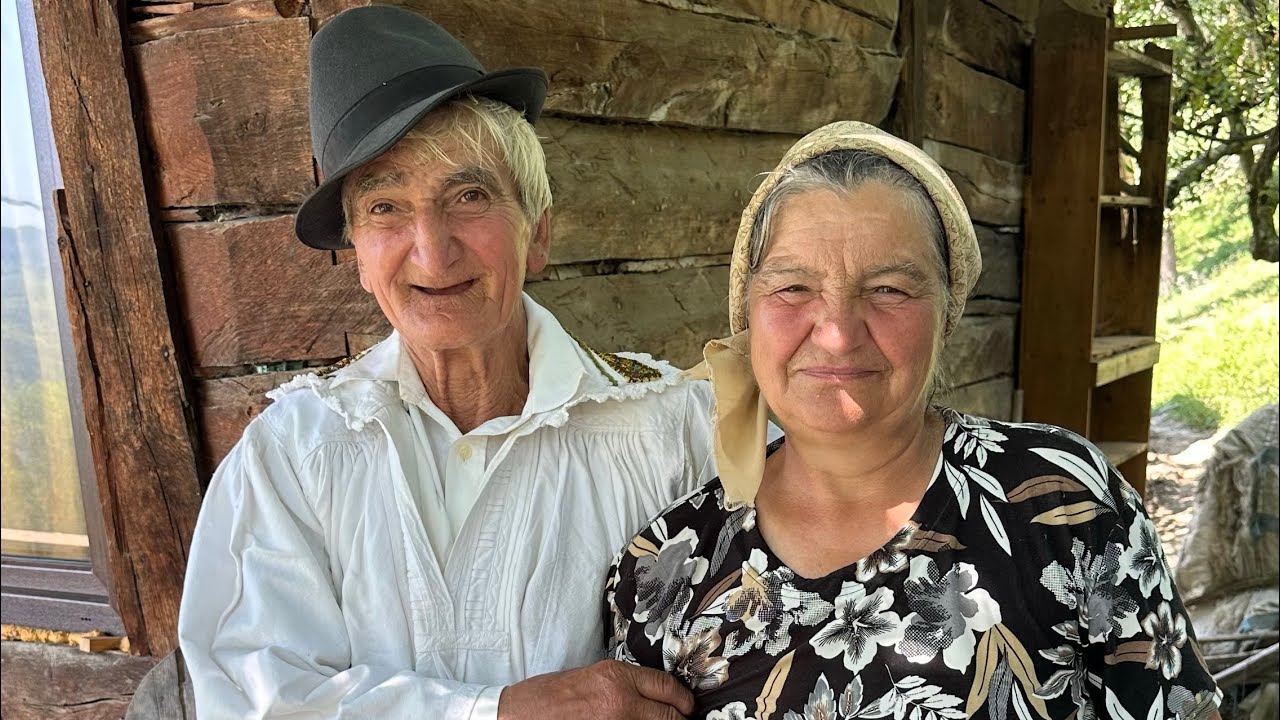 Cum arată nea Leon în straie populare? Vă garantăm că n-ați mai văzut așa ceva! 🤝❤️ #romania 