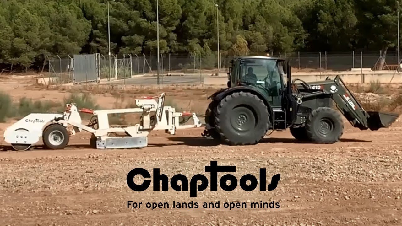 Niveladora ligera Chaptools trabajando en campo de maniobras del ejército de tierra