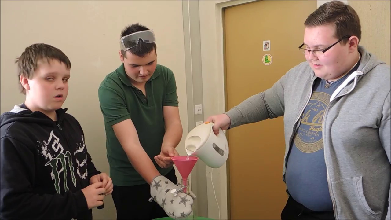 Flasche verschluckt Luftballon