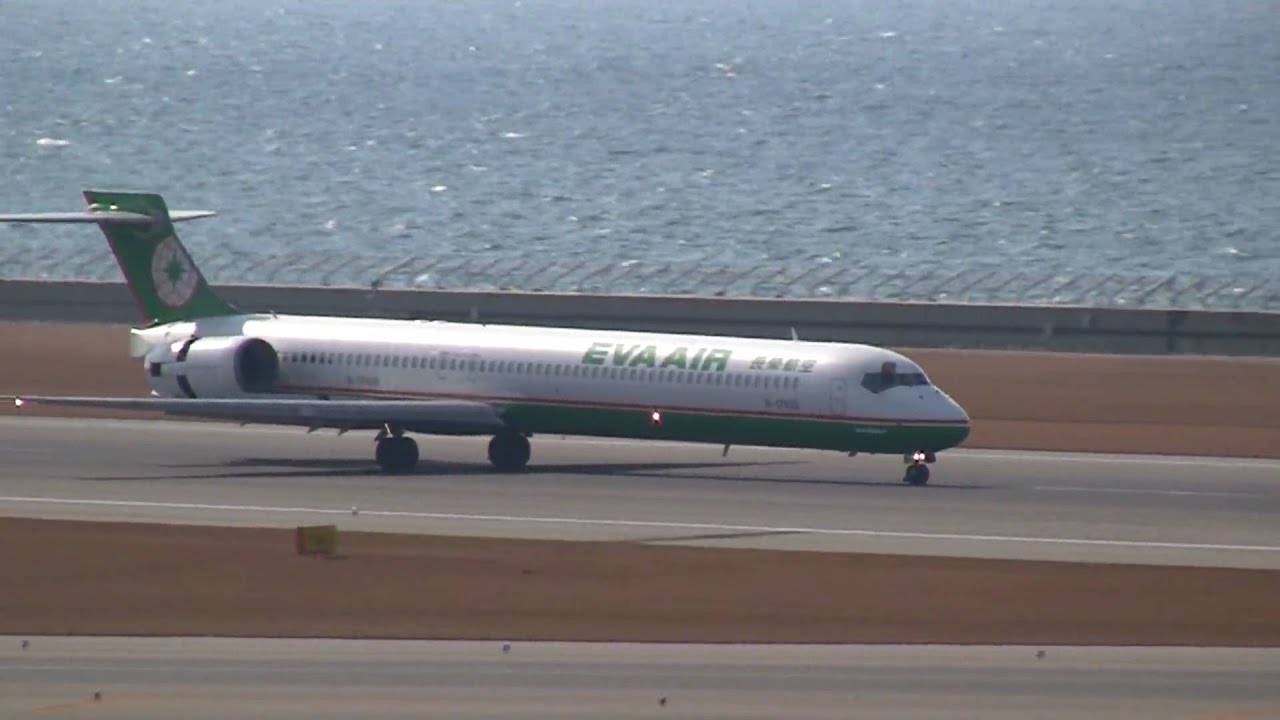 Eva Air MD-90 Landing at Nagoya