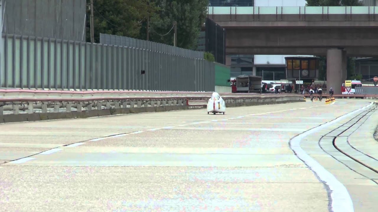Trailer:mit Velomobil Milan SL auf  Einfahrbahn