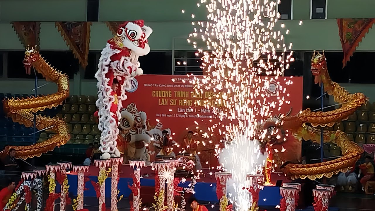 Lân lên mai hoa thung nhảy xa 3m của đoàn Hằng Anh Đường - Liên Hoan Lân Sư Rồng Phường Bình Thới 