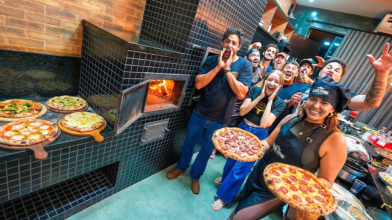 FIZ PIZZA NO FORNO A LENHA PRA TODOS MEUS AMIGOS