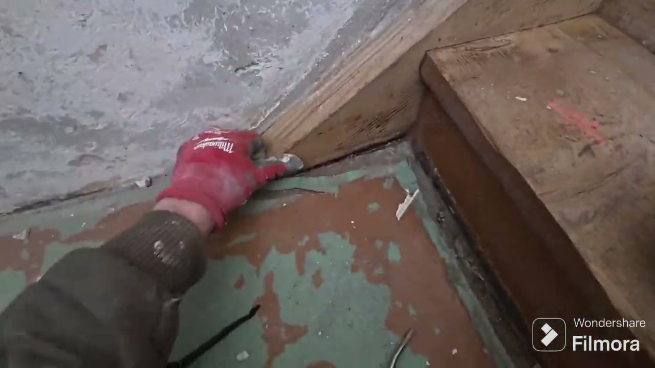 Old floor paint removal from stairs with Hanten 300W Pulse Laser.