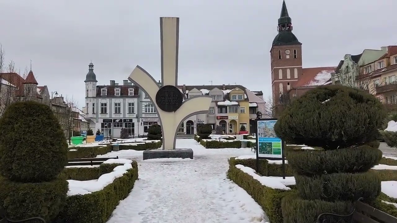 Zimowy rynek w Biskupcu Reszelskim.