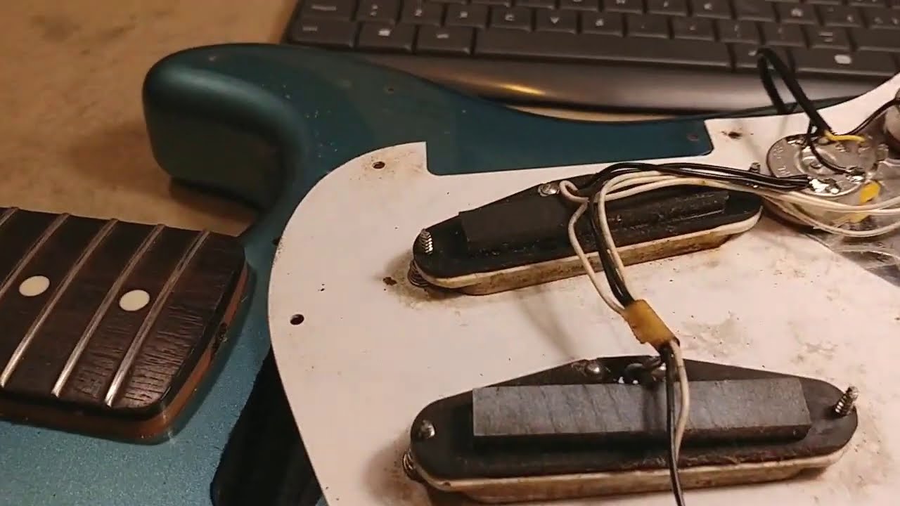 Miremos dentro de una vieja Fernandes Stratocaster Japón