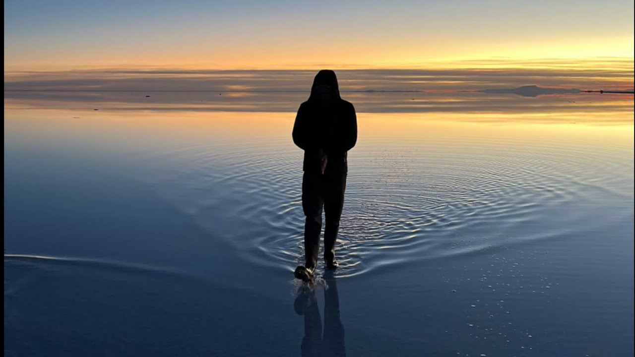 I crossed the largest salt flat in the world in Bolivia 🇧🇴(El Salar de Uyuni)