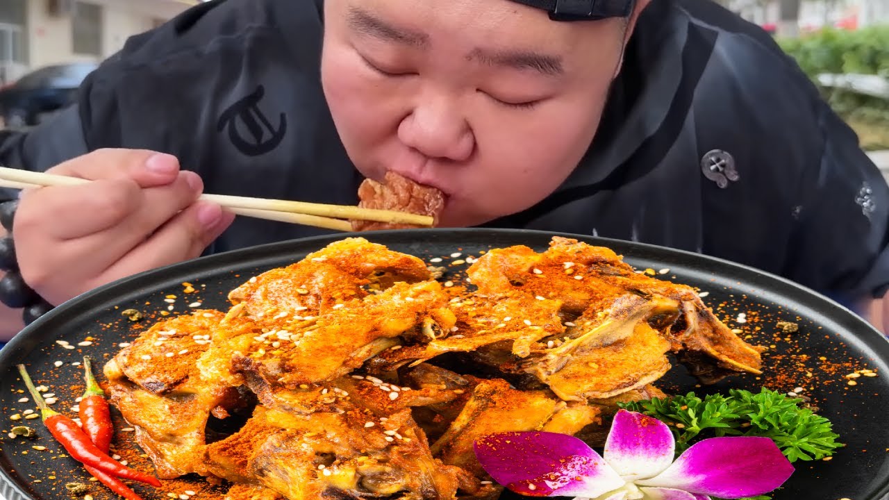 【大胃王挑戰】烏魯木齊寶藏大盤雞安排上！份量超足，雞肉鮮嫩超入味，花捲裹滿湯汁，好吃到停不下來！ ｜Food Challenge【櫻木花胖】