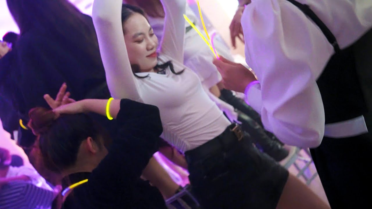 KHI ĐÁM CƯỚI CÓ QUÁ NHIỀU GÁI XINH THÌ PHẢI NÀM THAO