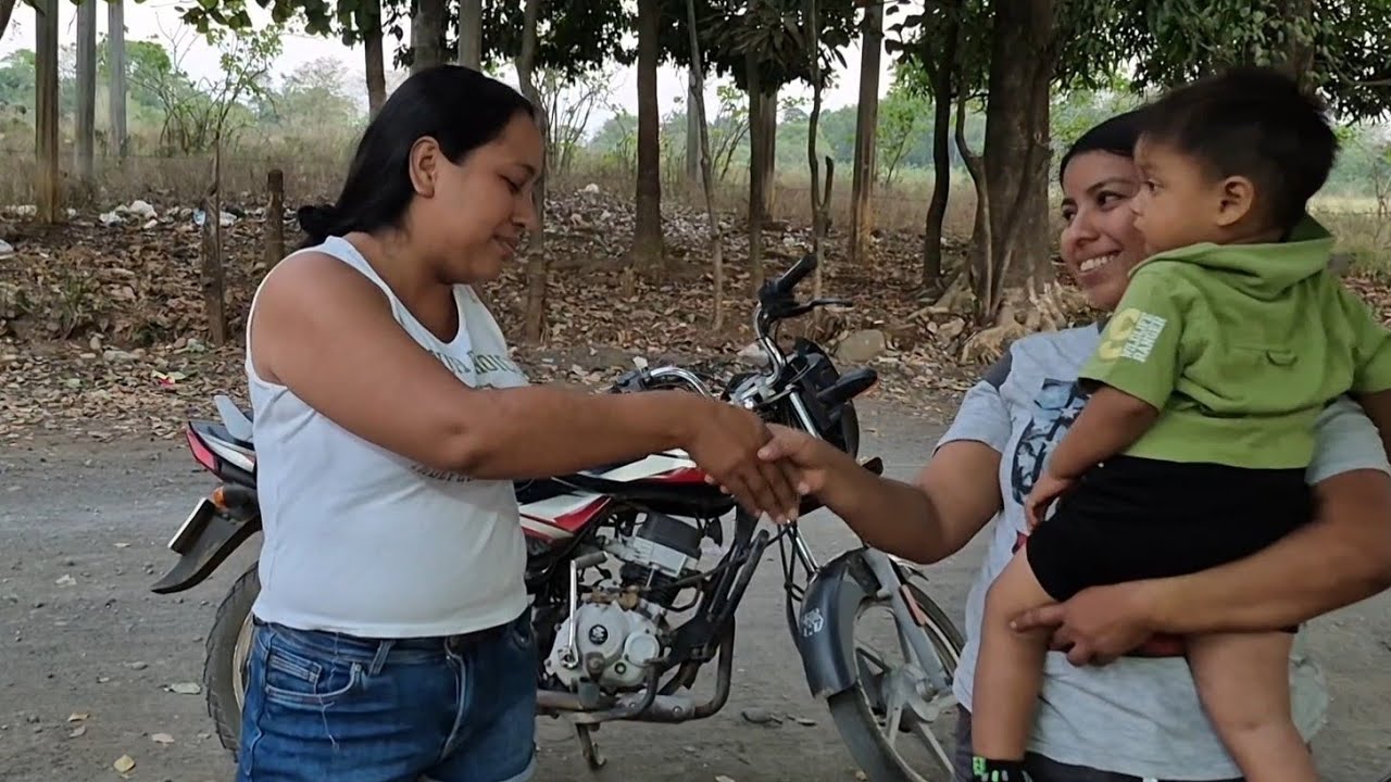 Esta mujer llegó con su hij0 hasta la casa buscando a Elida que estará pasando⁉️