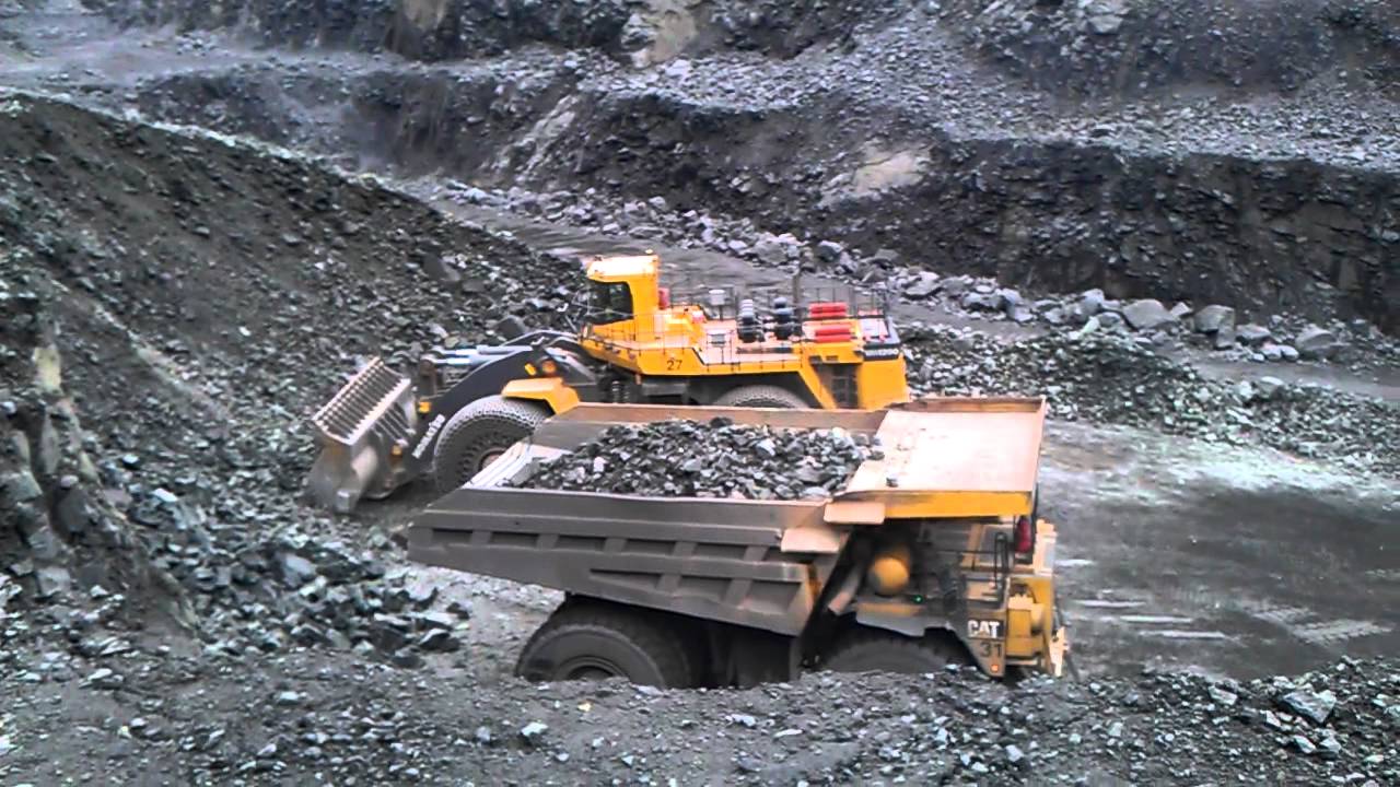 Komatsu WA1200 loading CAT 789 at Titania Norway
