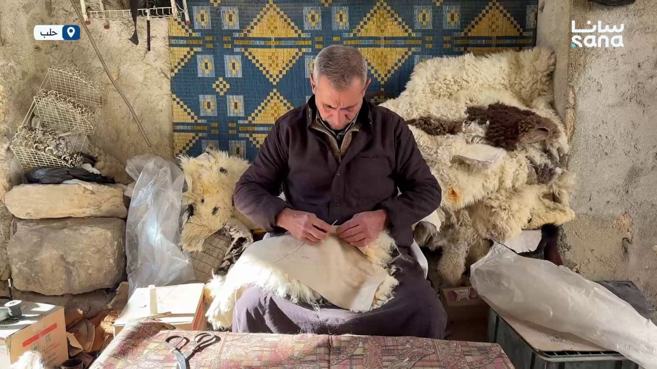 الحرفي إبراهيم فرواتي يحافظ على مهنة صناعة الفروات من جلود الأغنام